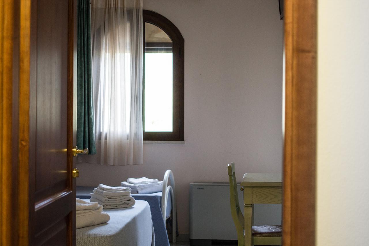 Hotel Villa Del Mare Sinnai Habitación foto